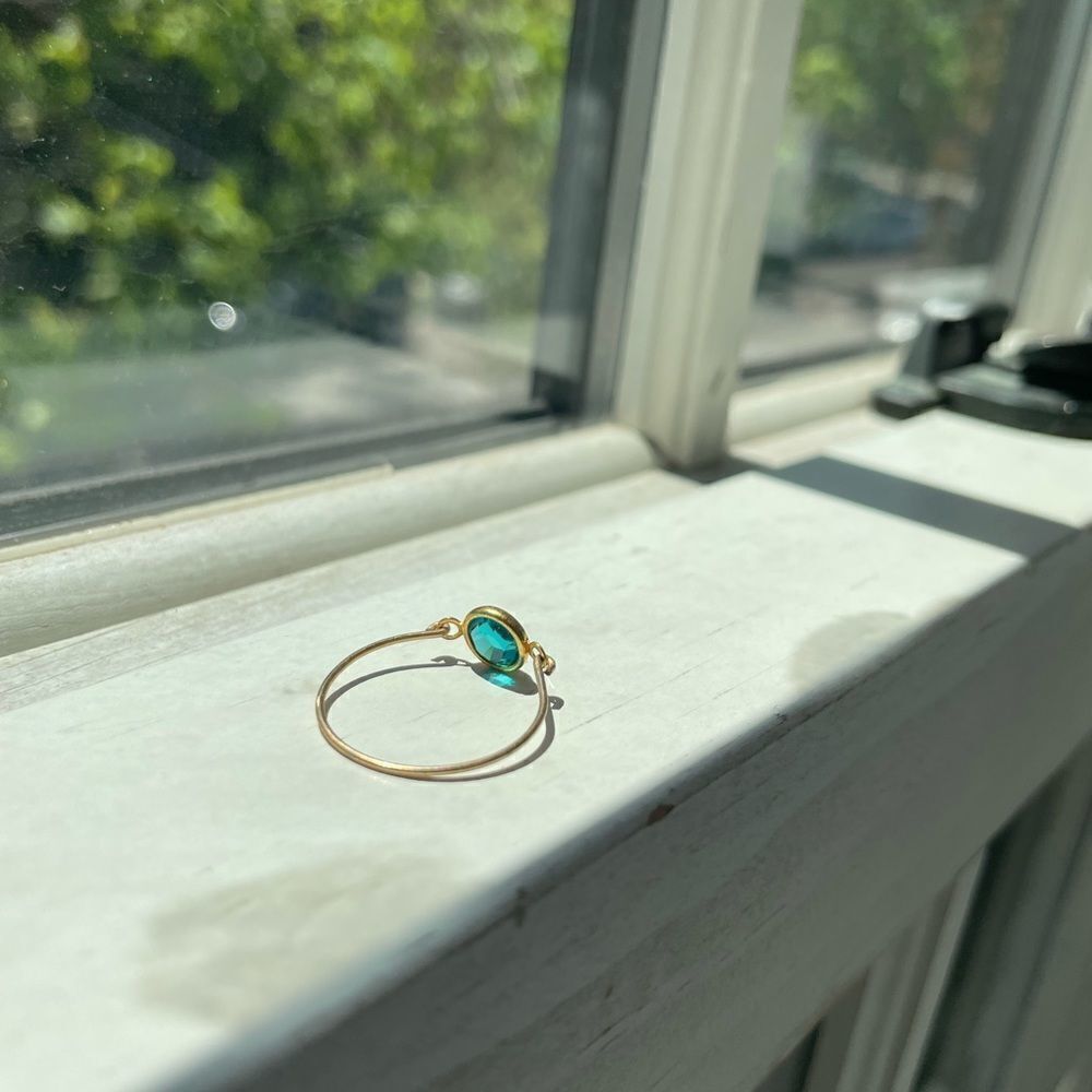 Beautiful gold ring with blue gem - Picture 4 of 8